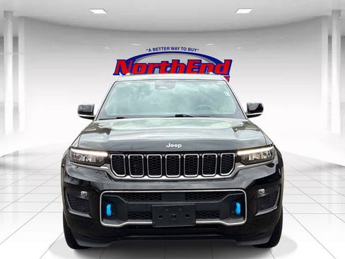 Used 2023 Jeep Grand Cherokee Overland w/ Luxury Tech Group IV AWD/4WD image 2