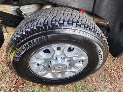 Used 2025 Chevrolet Silverado 2500 LTZ w/ LTZ Convenience Package image 9