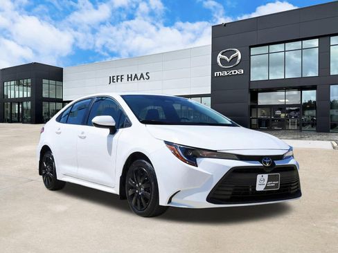 Used 2026 Toyota Corolla LE image 4