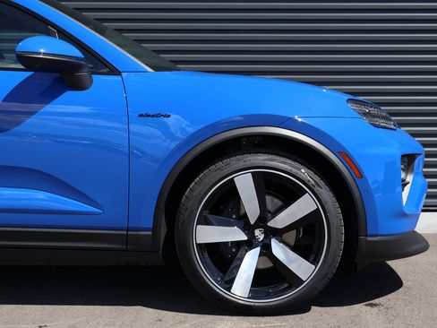 New 2026 Porsche Macan 4 Electric image 11