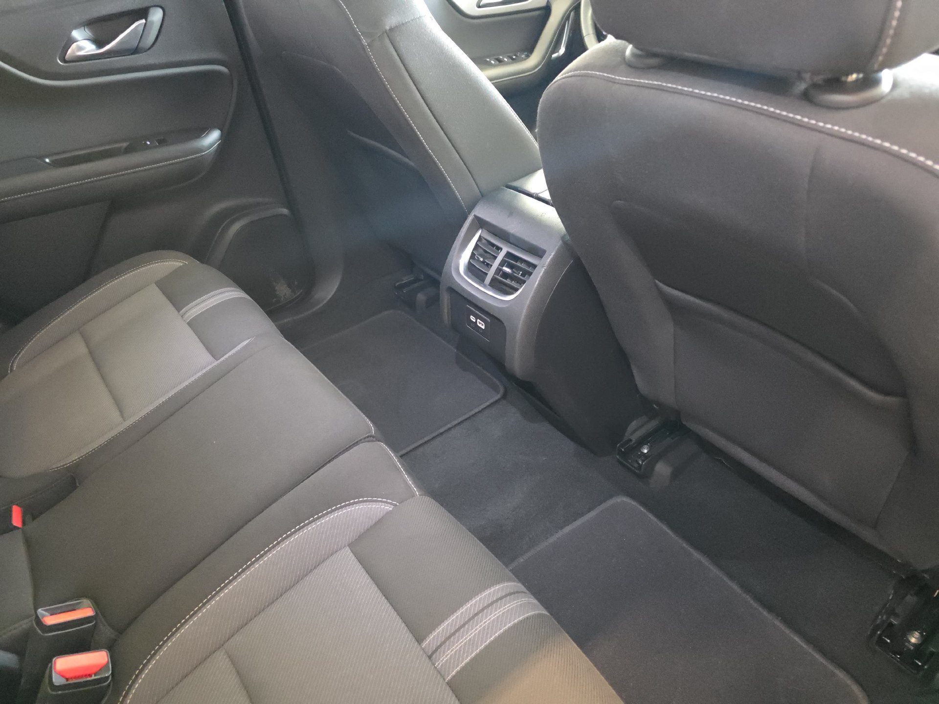 Used 2025 Chevrolet Blazer LT FWD image 11