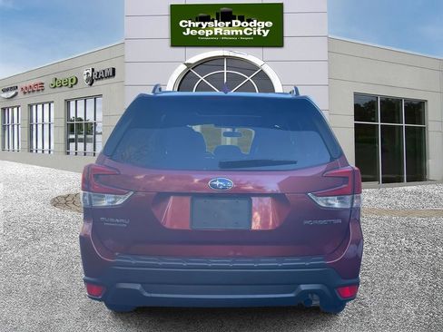 Used 2023 Subaru Forester Premium image 7