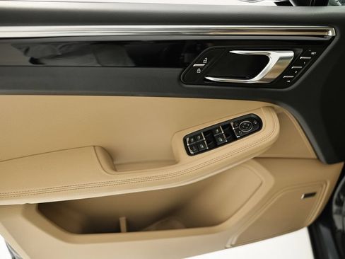 Certified 2026 Porsche Macan AWD/4WD image 18