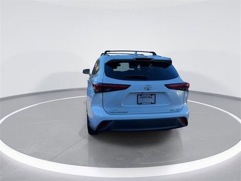 Used 2022 Toyota Highlander XLE image 6