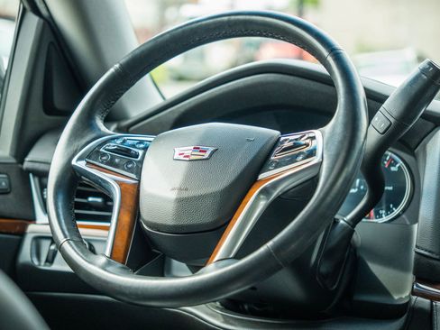 Used 2018 Cadillac Escalade Luxury image 10