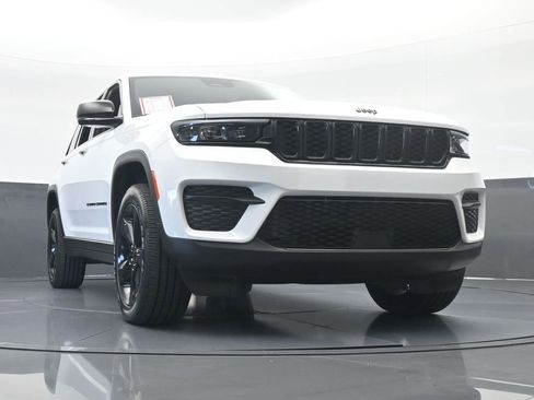 Used 2025 Jeep Grand Cherokee Altitude image 63