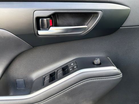 Certified 2025 Toyota Highlander XLE image 10