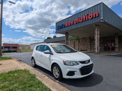 Used 2017 Chevrolet Sonic LT FWD image 1