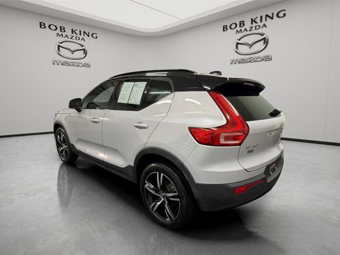 Used 2022 Volvo XC40 T5 R-Design AWD/4WD image 3