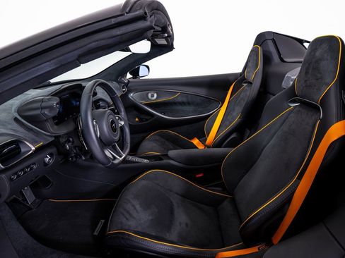 Used 2025 McLaren Artura Spider RWD image 19