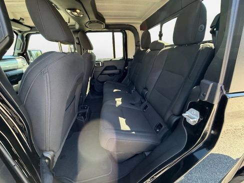 Used 2020 Jeep Gladiator Overland image 16