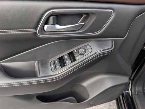 Used 2021 Nissan Rogue SV w/ Premium Package image 19