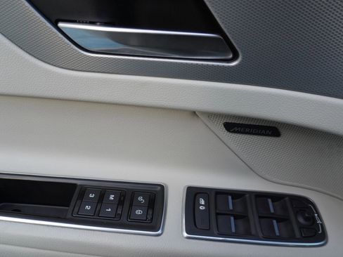 Used 2017 Jaguar XF Premium image 26