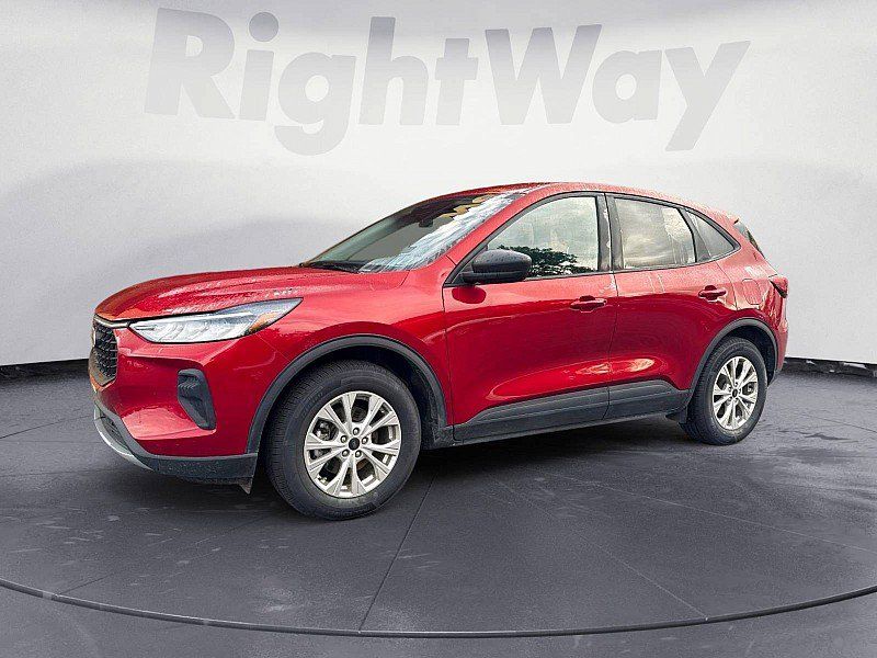 Used 2025 Ford Escape Active w/ Tech Pack #1 FWD image 1