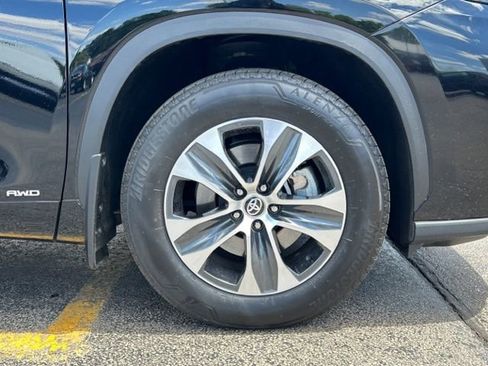 Used 2025 Toyota Highlander XLE AWD/4WD image 16