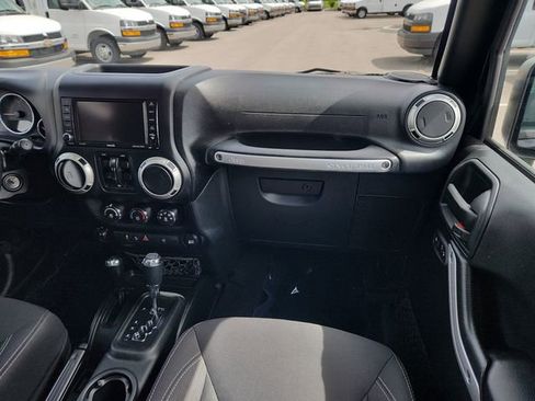 Used 2018 Jeep Wrangler Unlimited Sahara AWD/4WD image 22