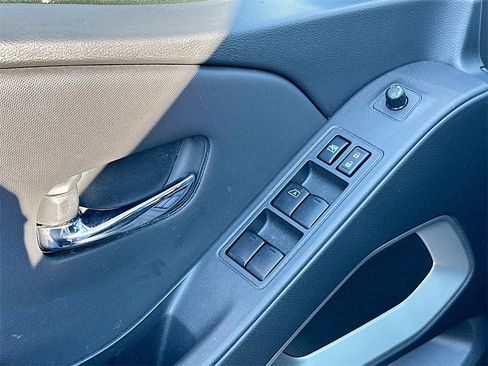 Used 2024 Nissan Frontier SV image 21