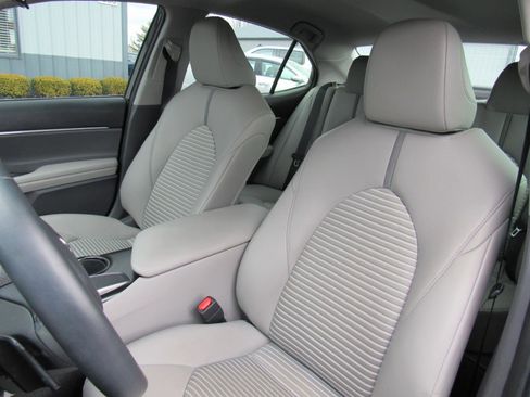 Used 2018 Toyota Camry SE image 16