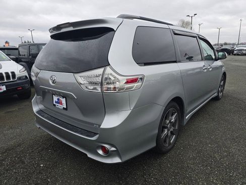 Used 2020 Toyota Sienna SE image 3