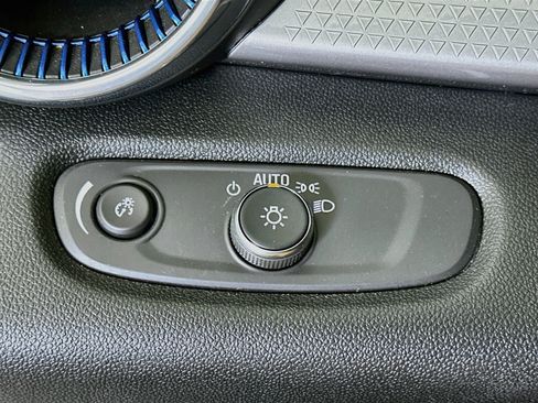 Used 2025 Chevrolet Trax LT w/ LT Convenience Package FWD image 16