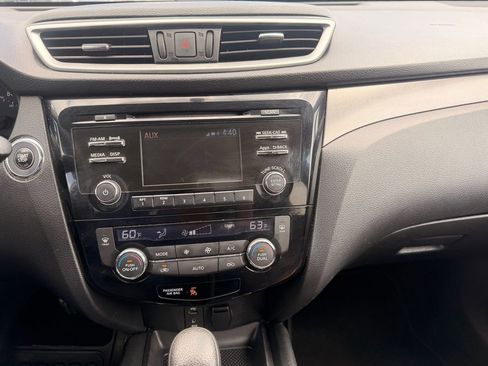 Used 2016 Nissan Rogue SV AWD/4WD image 16