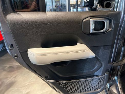Used 2021 Jeep Gladiator Overland AWD/4WD image 14