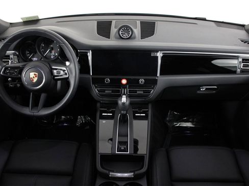 Used 2025 Porsche Macan image 11