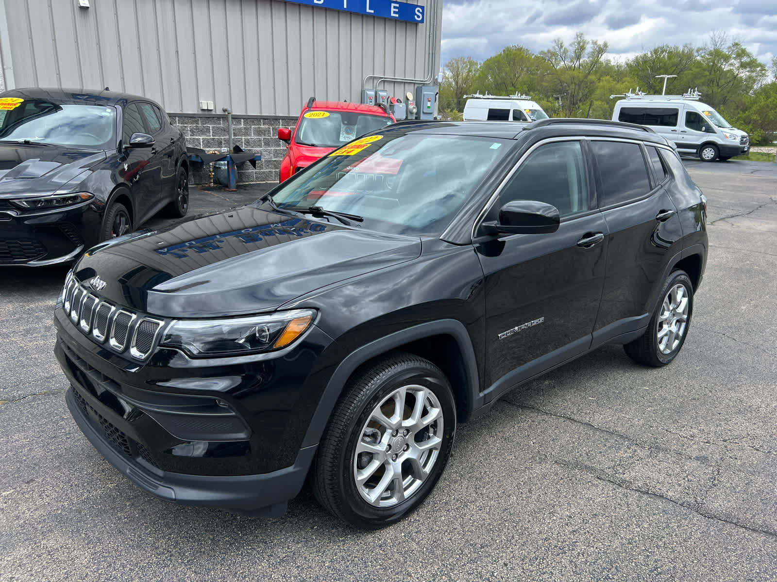 Used 2022 Jeep Compass Latitude w/ Sun and Sound Group AWD/4WD image 8