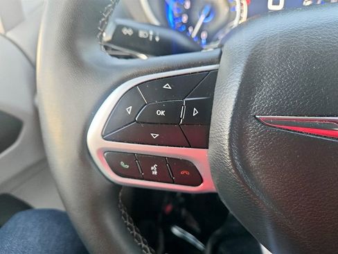 Used 2024 Chrysler Pacifica Touring-L image 18