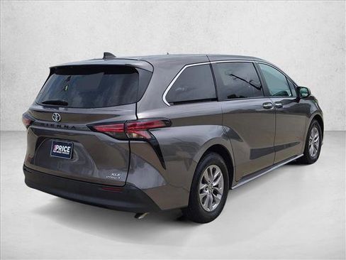Used 2022 Toyota Sienna XLE FWD image 5