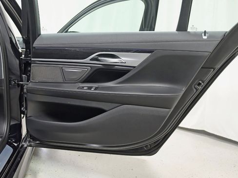 Used 2019 BMW 750i xDrive w/ M Sport Package image 34