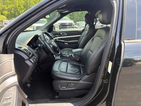 Used 2017 Ford Explorer XLT w/ Equipment Group 202A AWD/4WD image 10