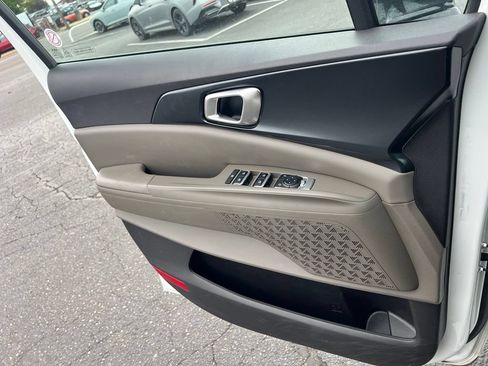 Used 2025 Kia Carnival FWD image 18