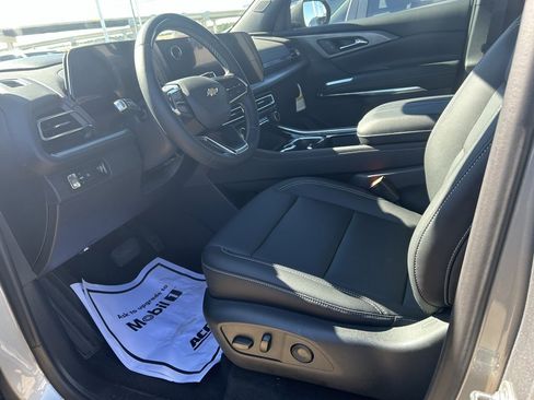 Used 2025 Chevrolet Traverse LT w/ Enhanced Driving Package image 9