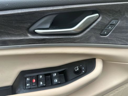 Used 2023 Jeep Grand Cherokee Limited w/ Luxury Tech Group II AWD/4WD image 12