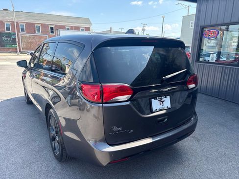 Used 2020 Chrysler Pacifica Touring w/ S Appearance Package FWD image 3
