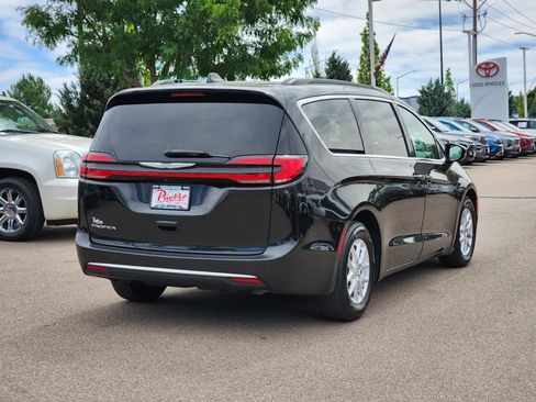 Used 2022 Chrysler Pacifica Touring-L FWD image 3
