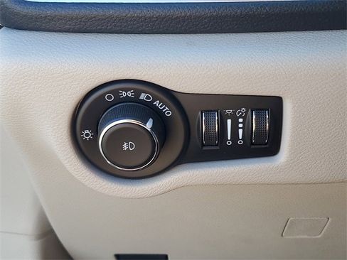 Used 2023 Chrysler Pacifica Limited image 21