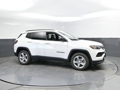 Used 2024 Jeep Compass Latitude AWD/4WD image 5