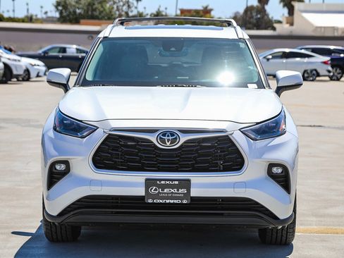 Used 2023 Toyota Highlander XLE FWD image 2