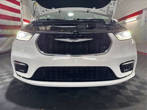 Used 2023 Chrysler Pacifica Touring-L FWD image 22