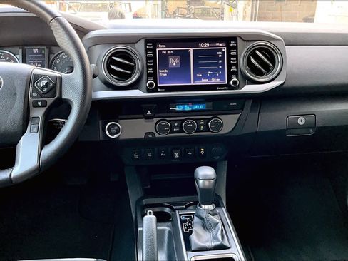 Used 2022 Toyota Tacoma TRD Sport w/ Technology Package image 9