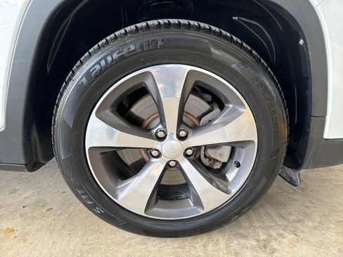 Used 2020 Jeep Cherokee Limited image 12