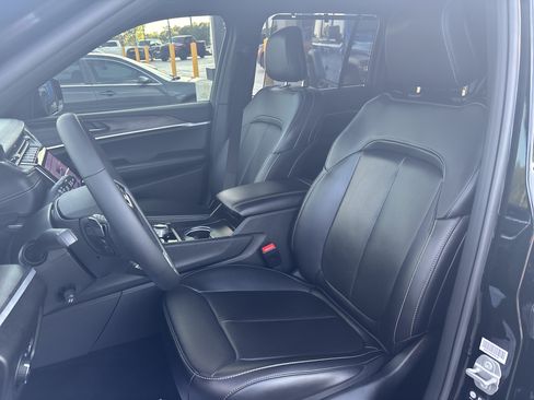 Used 2025 Jeep Grand Cherokee Limited w/ Luxury Tech Group II AWD/4WD image 11