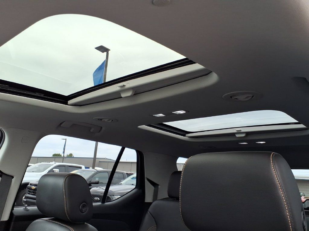 Used 2020 Chevrolet Traverse Premier w/ LPO, Blackout Package FWD image 11