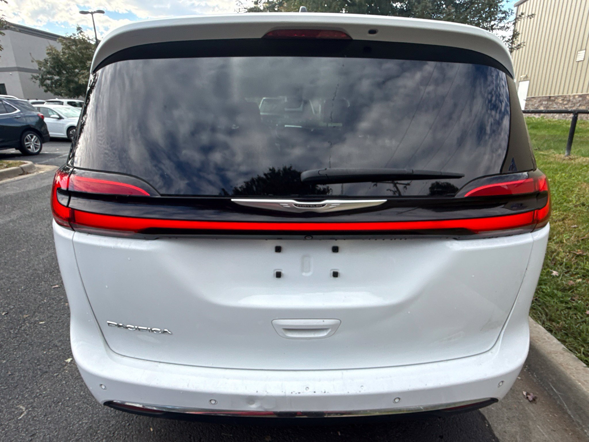 Used 2023 Chrysler Pacifica Touring-L FWD image 6