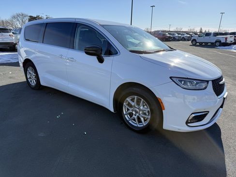 Used 2024 Chrysler Pacifica Touring-L image 1