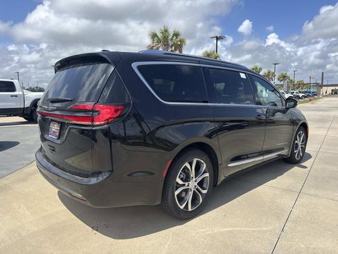 New 2026 Chrysler Pacifica Pinnacle image 7