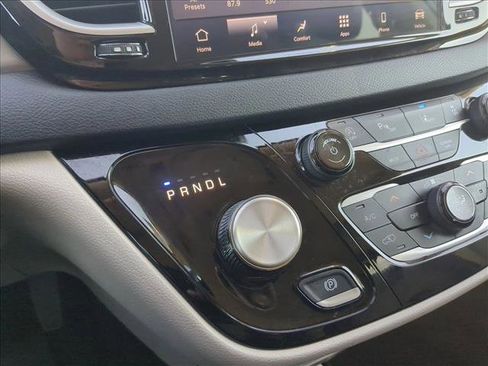 Used 2024 Chrysler Pacifica Touring-L image 12