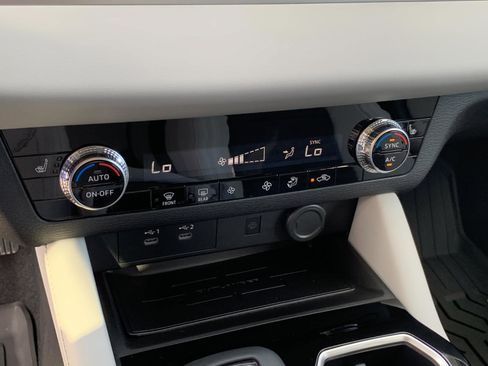 New 2025 Mitsubishi Outlander SE image 16